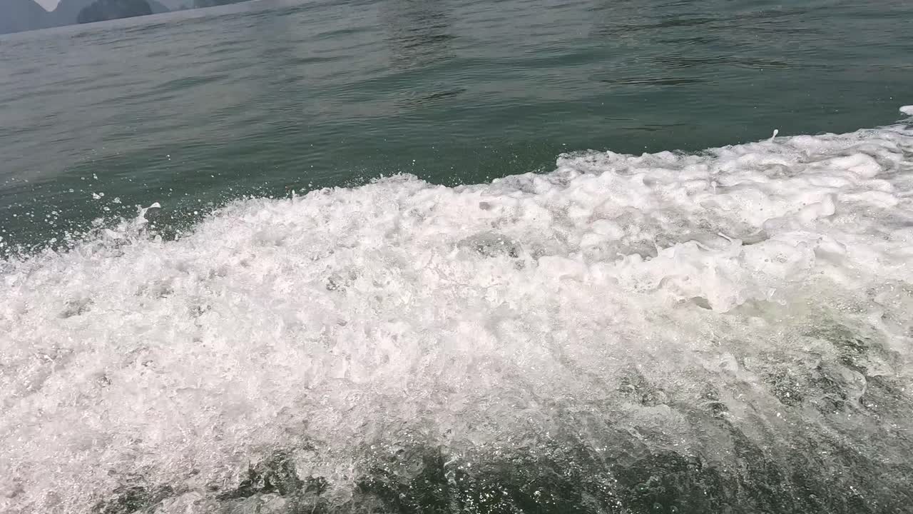 바다의 파도가 스프래싱하는 역동적인 디스플레이