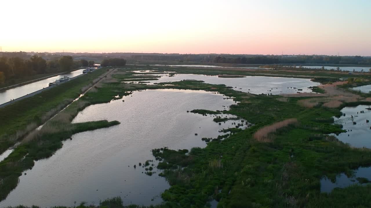 Fiume Schelda e area di terra allagata, prospettiva aerea da drone