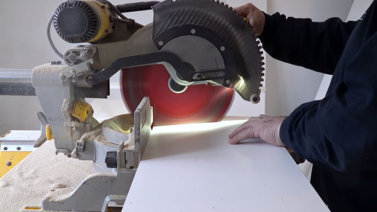 herramientas de carpintería en una mesa de madera con aserradura. lugar de trabajo de carpintero vista superior