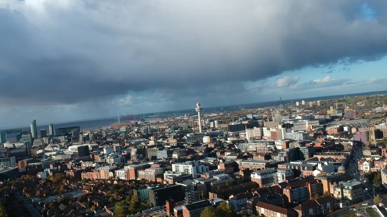 Drohnenaufnahme des St. John's Beacon Radio City Towers in Liverpool mit erweitertem Blick auf Merseyside.