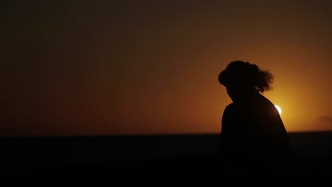 Un-Hombre-Hawaiano-Realiza-Una-Danza-Tradicional-Frente-A-La-Puesta-De-Sol.