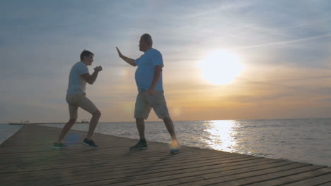 Boxübung-Im-Freien-Bei-Sonnenuntergang