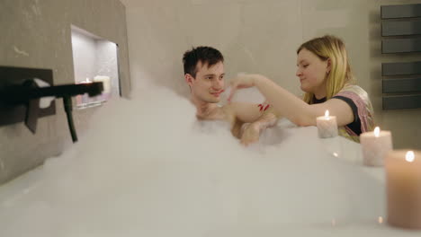 una pareja disfrutando de un baño de burbujas.