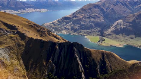 Colorido-Paisaje-Natural-De-Altas-Montañas-Y-El-Lago-Wanaka-Desde-El-Pico-Del-Istmo