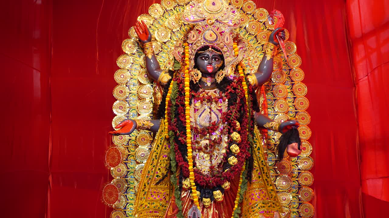 diwali es uno de los festivales más grandes de la india, kali, una de las deidades de los hindúes, es adorada en este festival