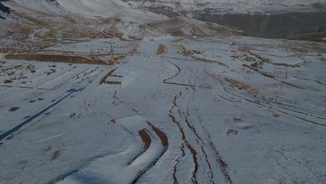 toma aérea a lo largo del remonte en el colorado y revelando los andes nevados.
