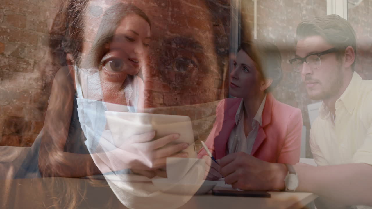 mujer con máscara en la cara contra colegas de oficina discutiendo