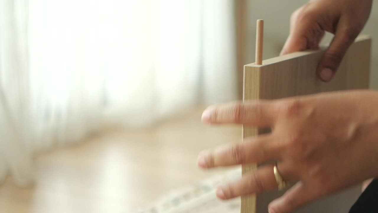 나무 가구 를 조립 하는 여자