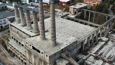 volando sobre una planta de energía abandonada en un sitio industrial