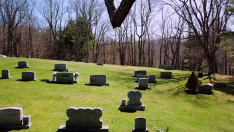 lápida a través de árboles empujón aéreo en el cementerio de carolina del norte