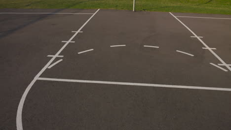 vacío, cancha de baloncesto del parque en una hermosa mañana de verano