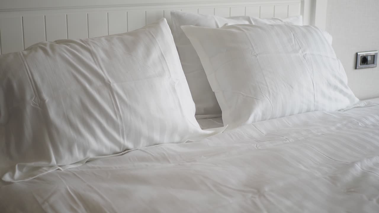 cama blanca con almohadas