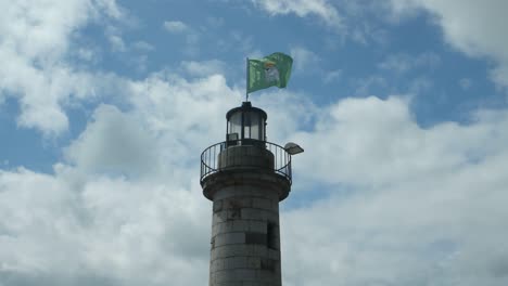 la bandera de la ciudad de cancel ondea en un faro.