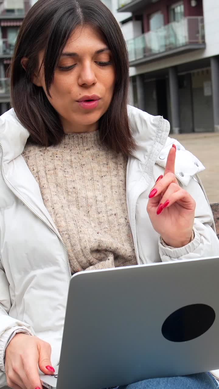 mujer trabajando en la computadora portátil al aire libre
