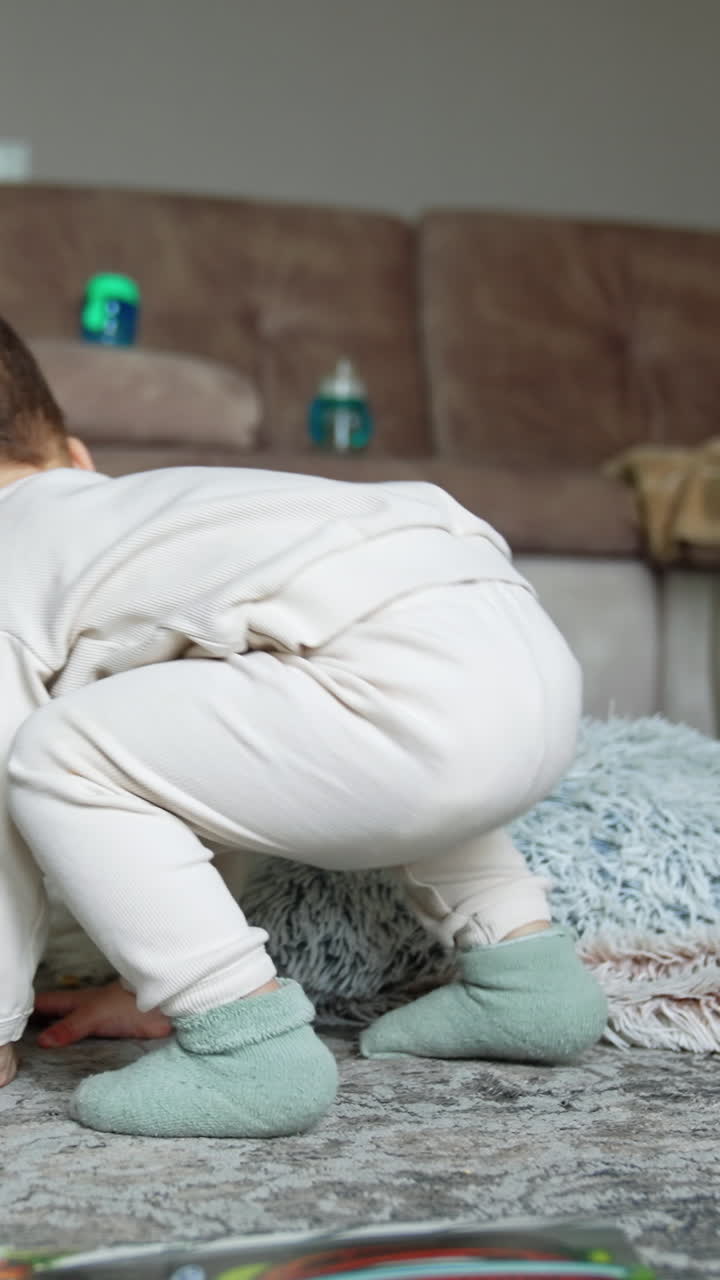 아기가 기어다니며 놀고 있다