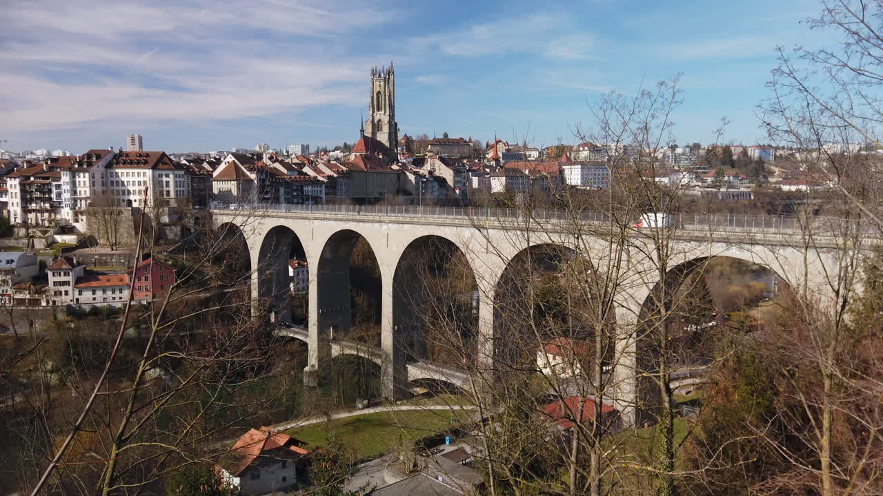 Den buede bro i Fribourg på en smuk vinterdag