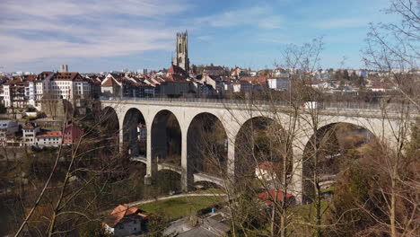 el puente arqueado de friburgo en un hermoso día de invierno