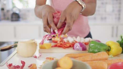 video de las manos de una mujer afroamericana preparando comida en la cocina