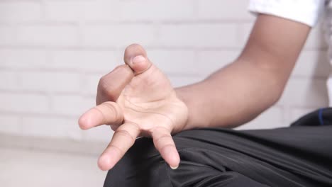 persona en una postura de meditación