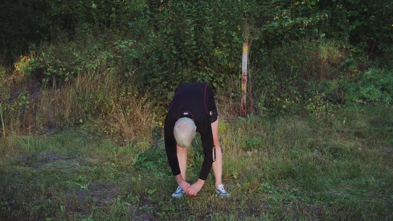 hombre mayor haciendo ejercicio al aire libre