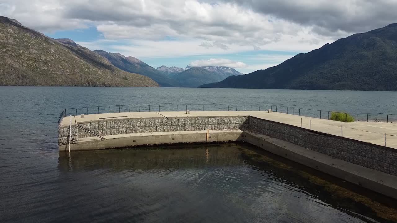 햇볕이 잘 드는 날 동안 작은 호수 통로 위로 드론 비행, 아르헨티나, 남미 파타고니아에서 포착된 손길이 닿지 않은 자연