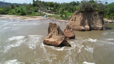 Felsen-Auf-Dem-Meer-Und-Sand