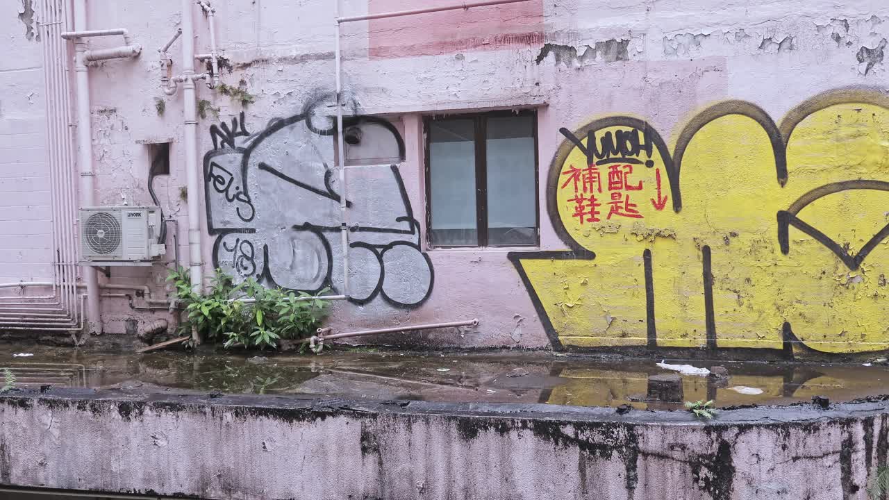 집의 벽에 많은 종류의 예술품이 보이는 집의 패닝 샷이 찍혔습니다.