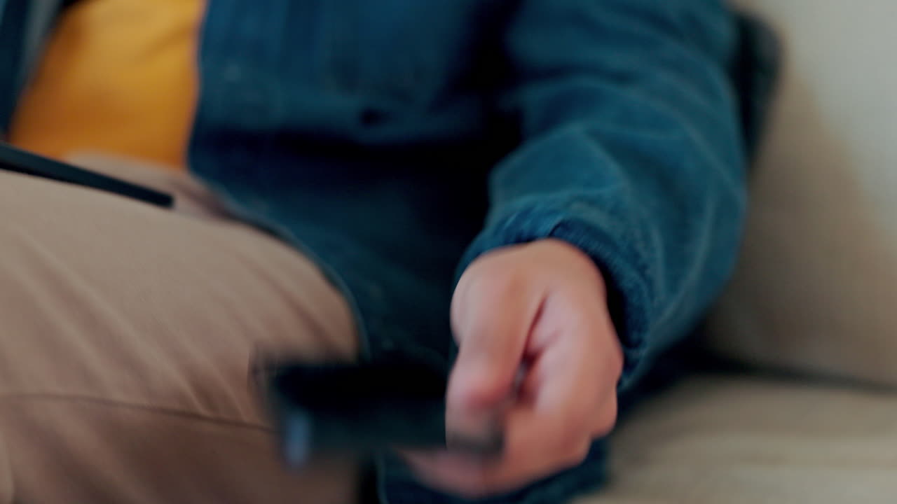 전화, 대화, 그리고 집에서 소파에 있는 남자