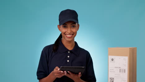 mujer feliz, entrega y tableta con caja