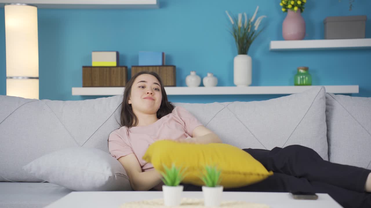 아시안 십대 소녀는 집에서 불행하고 슬퍼합니다.