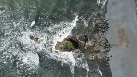 Olas-Rompiendo-En-Una-Pila-De-Mar-En-La-Costa-De-Cobre-W,seastack,aterford-En-Marea-Baja-En-Un-Día-De-Julio