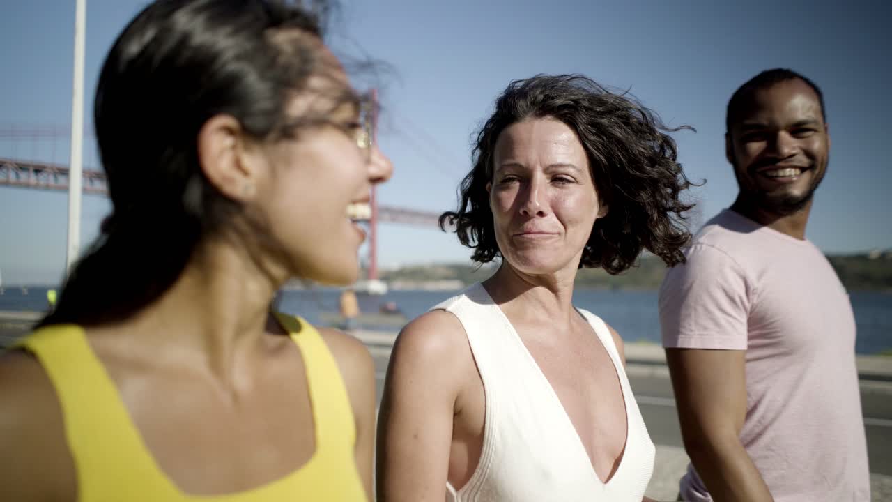 amigos multiétnicos felices caminando al aire libre