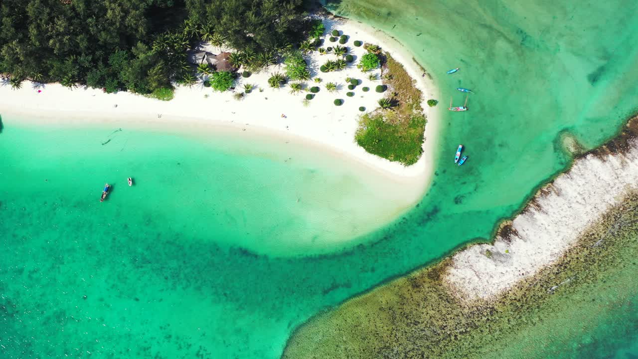 태국 북부 해안의 모래섬을 둘러싼 작은 배들