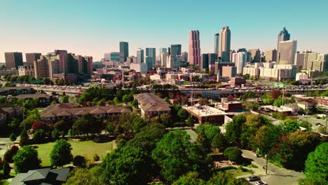 Atlanta's-vibrant-skyline-with-lush-suburbs,-Aerial-view