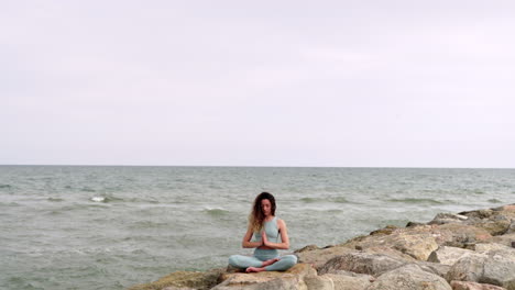 autocuidado yoga nasmaskar rutina consciente en barcelona españa playa