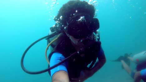 buceadores bajo el mar azul brillante en las islas andamán - bajo el agua