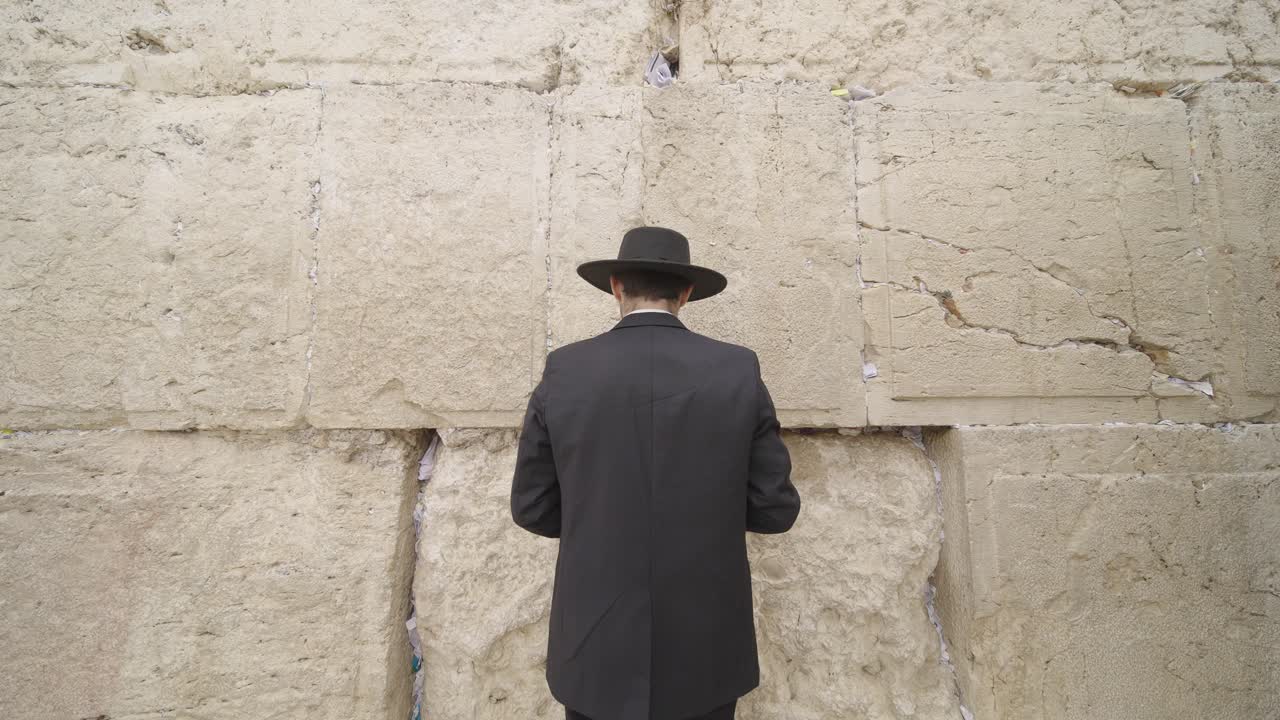 Mann betet an der Klagemauer in Jerusalem