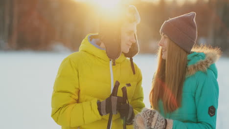 Familienskifahrer-Verbringen-Das-Wochenende-Gemeinsam-Beim-Skifahren-Im-Wald.-Gesunder-Lebensstil-Und-Aktive-Erholung.