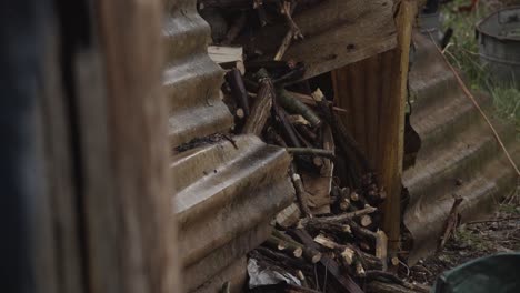 Antiguo-Cobertizo-De-Madera-Feo-Destruido-En-La-Granja-Durante-La-Lluvia