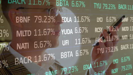 animación del procesamiento de datos financieros sobre un hombre caucásico que usa un teléfono inteligente