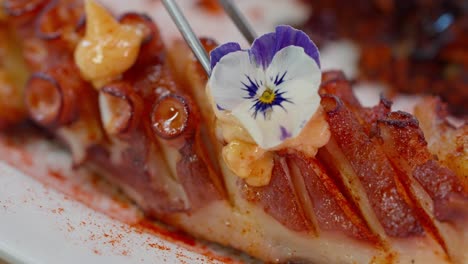 Einen-Oktopus-In-Einem-Holzkohleofen-Kochen