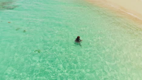 Drohnenaufnahmen-Eines-Models,-Das-Den-Herrlichen-Strand-Auf-Petit-St.-Vincent-Genießt