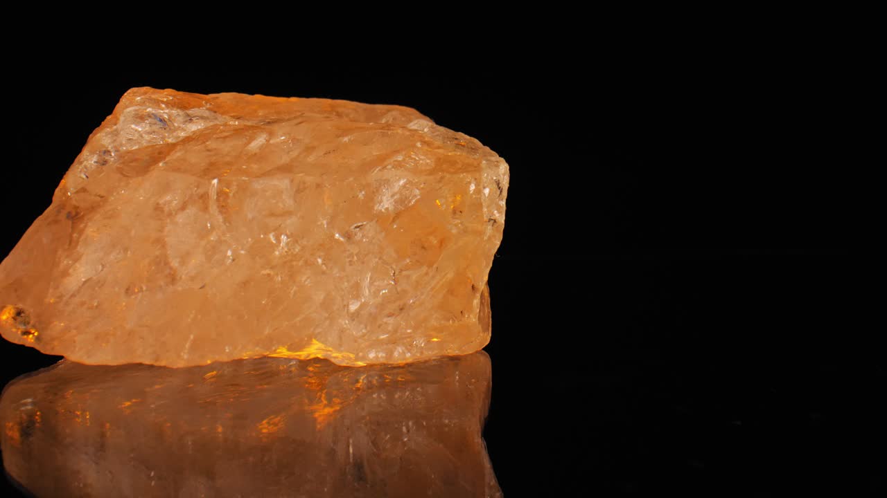 촛불처럼 검은 배경에 따뜻한 주황색 스튜디오 조명을 깜박이는 맑은 석영