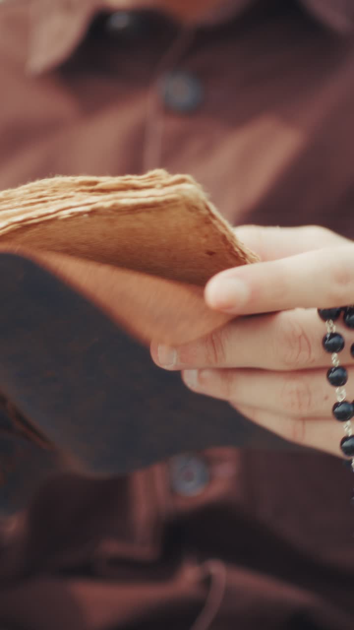 Pagine della vecchia Bibbia nelle mani di un uomo che prega