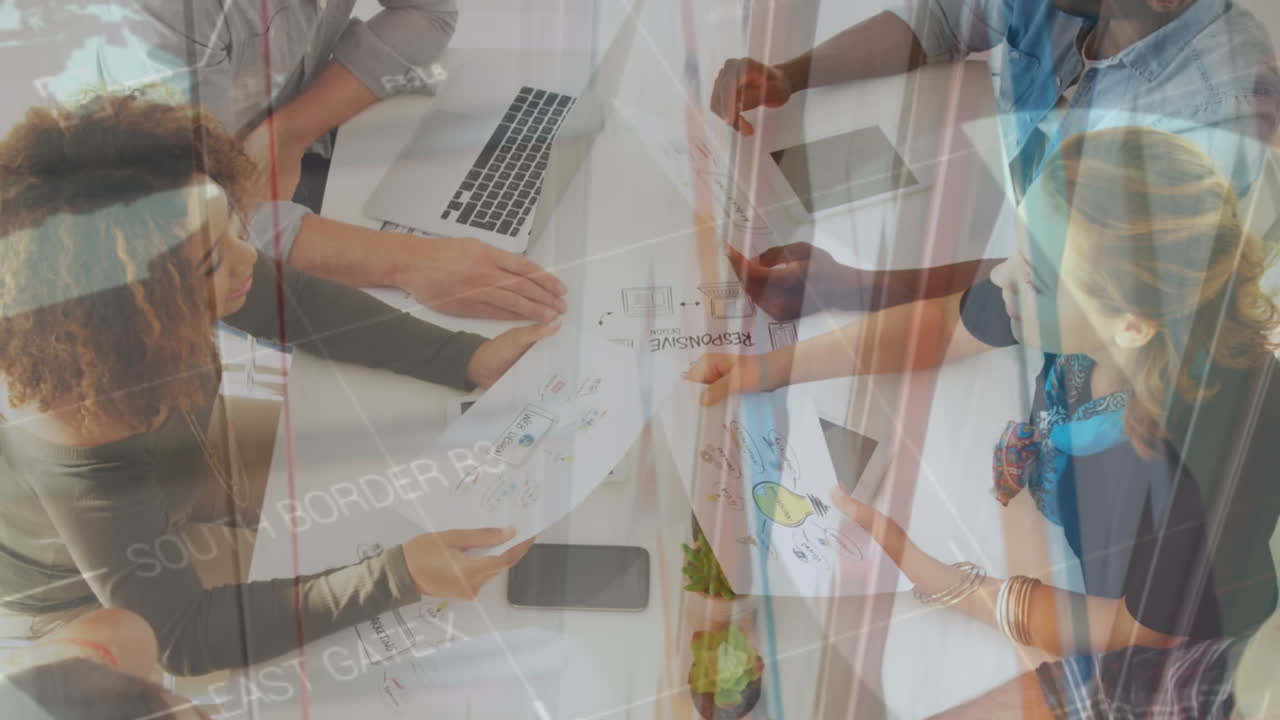 사무실에서 사업가 여성에 대한 금융 데이터 처리의 활성화