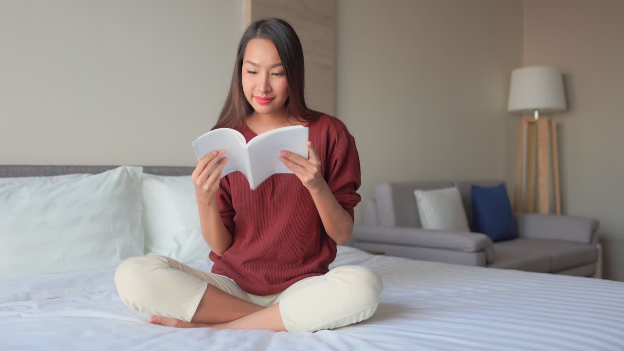 나에게 기쁨으로 시간을 보내는 차분한 아시아 캐주얼 책 리더