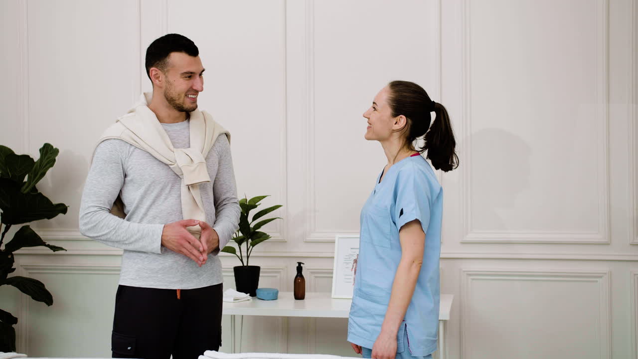 환자를 받는 물리치료사