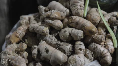 raw-turmeric-vegetables-at-vegetable-store-for-sale-at-evening