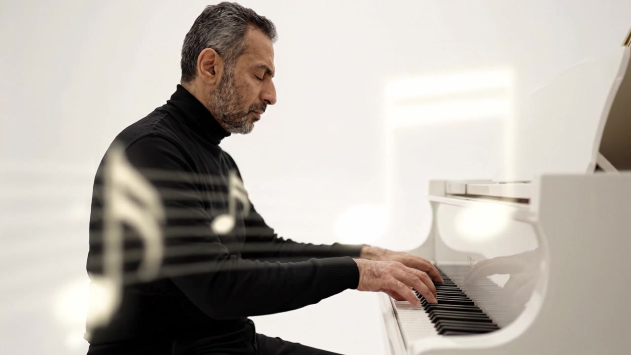 En dygtig pianist optræder passioneret ved et uberørt hvidt klaver, oplyst af bløde musikalske noter, hvilket skaber en fredfyldt og kunstnerisk atmosfære under sessionen.