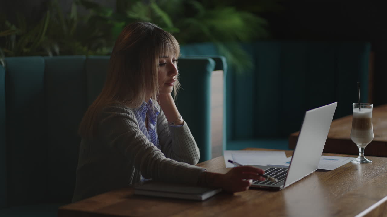 mujer coreana preocupada china japonesa japonesa trabajando en una computadora portátil mirando hacia otro lado pensando resolviendo problemas mujer seria buscando inspiración tomando decisiones sintiendo falta de ideas